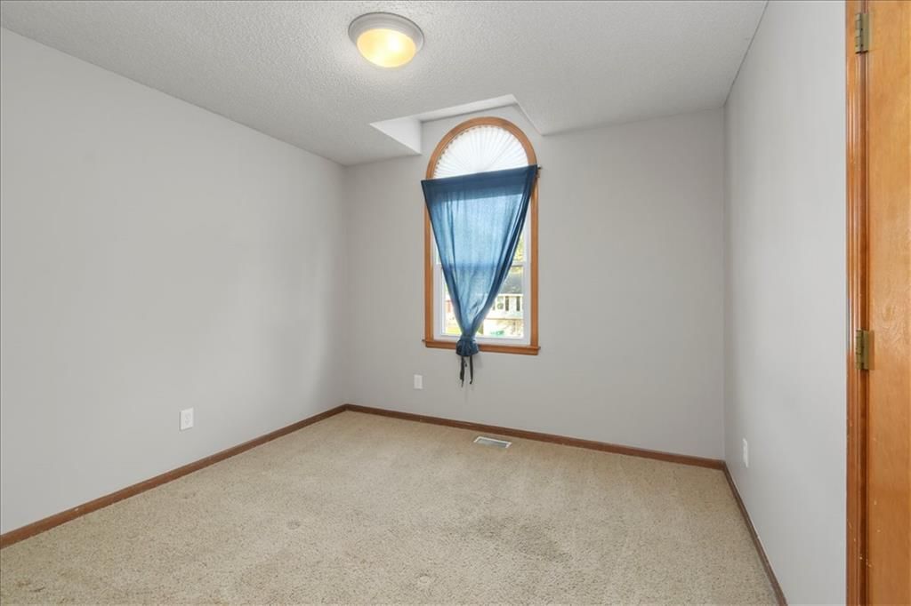 Photo 22 of 37 - 1628 NE AUBURN Drive, Lee's Summit, MO 64086
