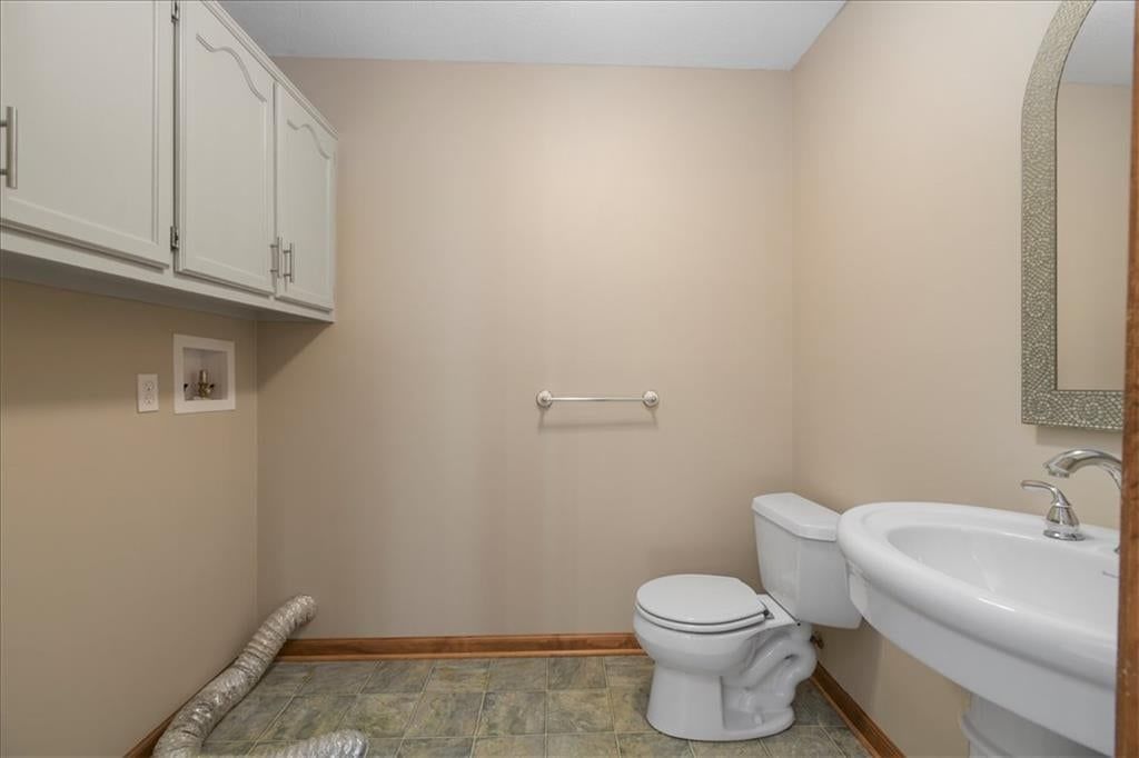 Photo 18 of 37 - 1628 NE AUBURN Drive, Lee's Summit, MO 64086