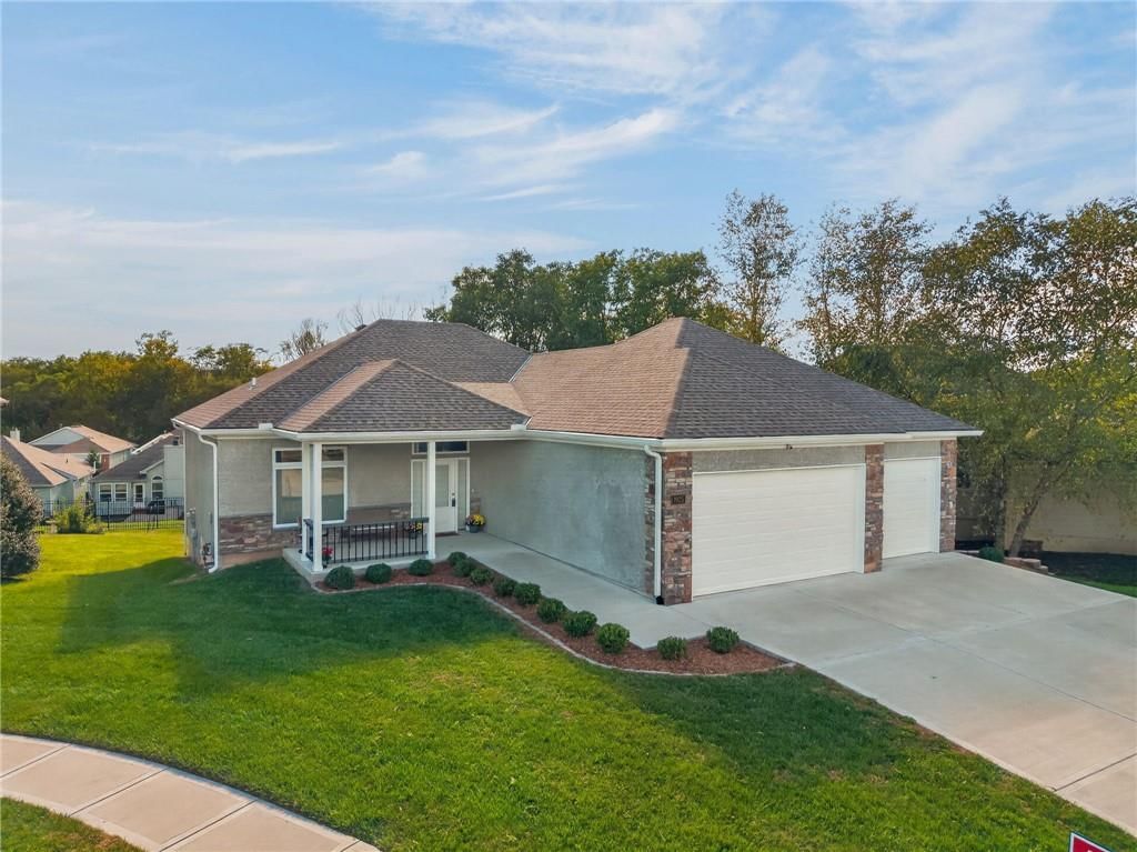 1925 Carter Court, Liberty, MO: listing photo 3