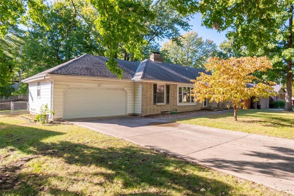 Attached garage and concrete driveway at 11000 Washington Street, Kansas City, MO 64114
