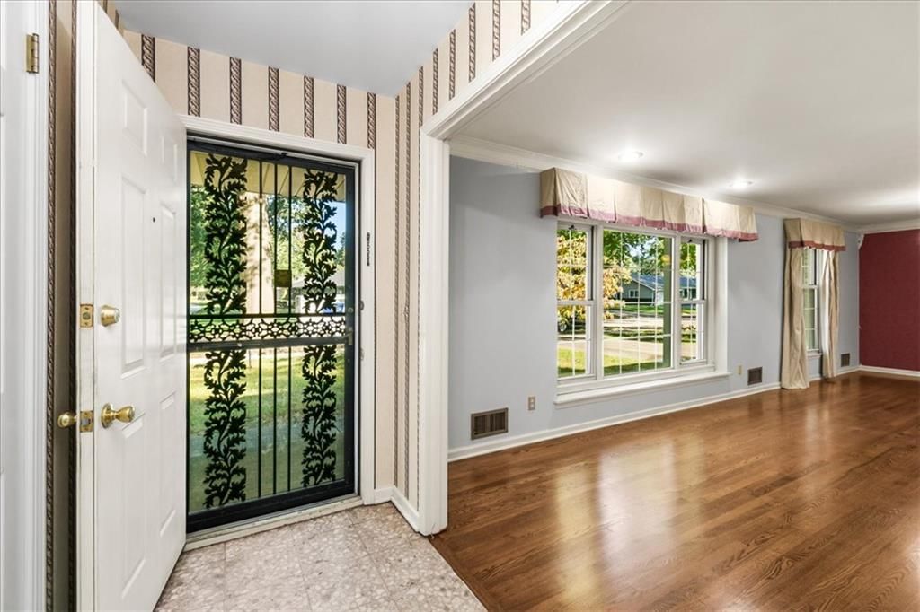 Photo 5 of 35 - 11000 Washington Street, Kansas City, MO 64114