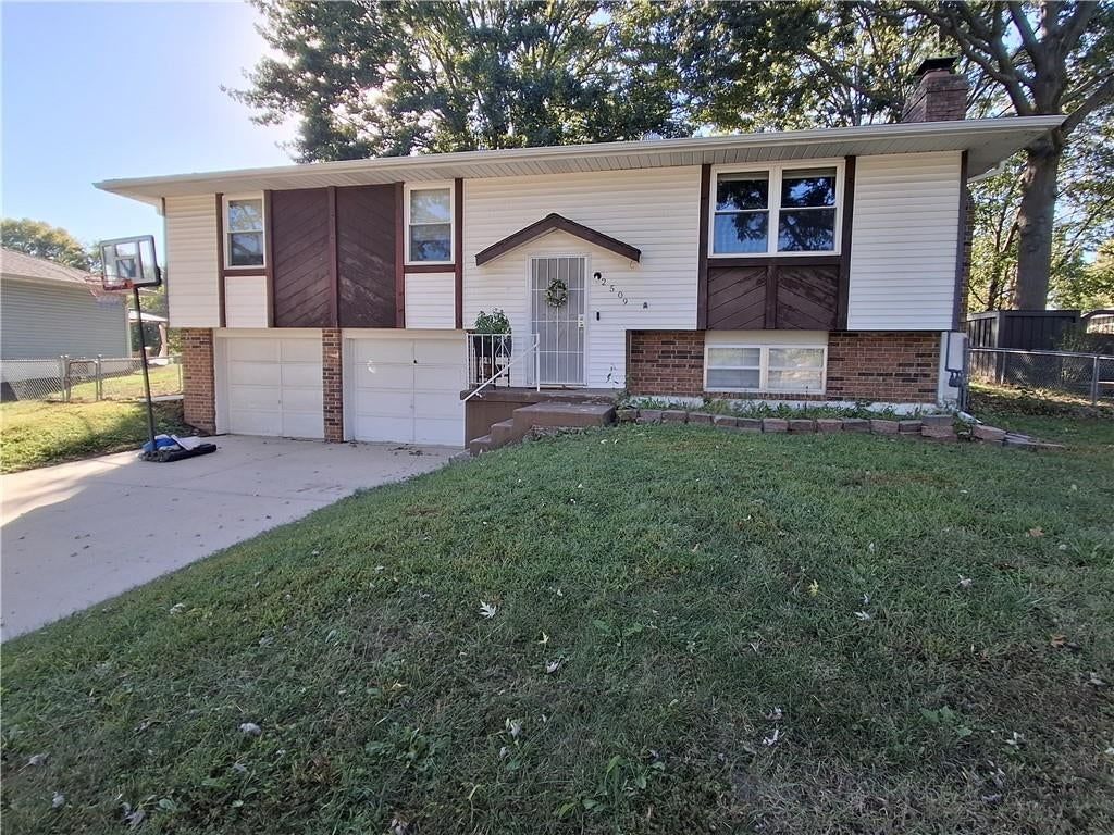 2509 SW 5th Street, Blue Springs, MO: listing photo 3