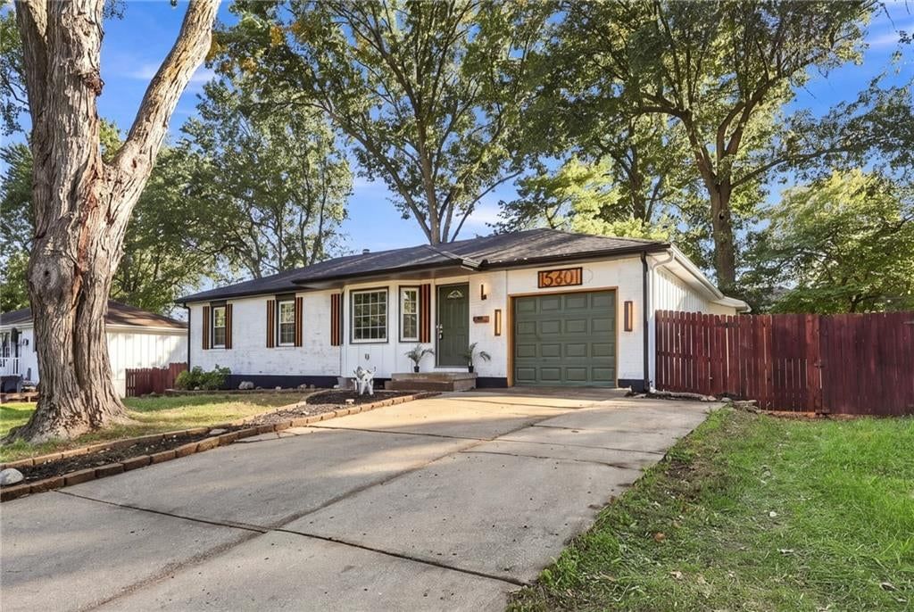 15401 E 36th Street S, Independence, MO: listing photo 2