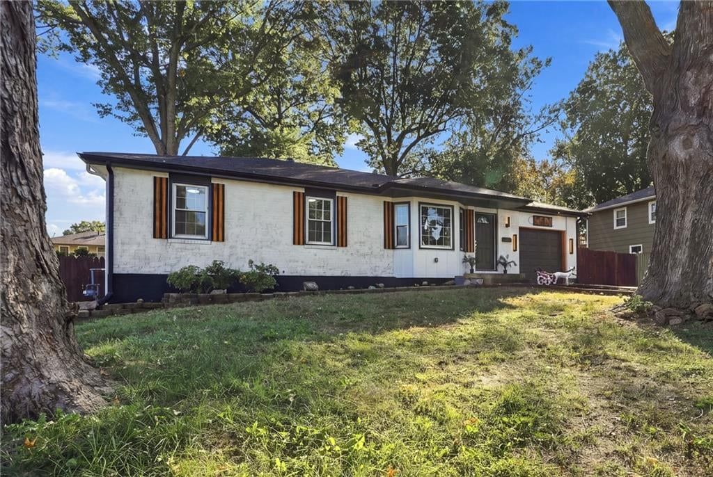 15401 E 36th Street S, Independence, MO: listing photo 3