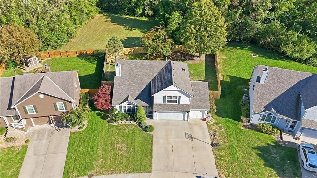 Photo 5 of 39 - 337 NE Dreamweaver Avenue, Lee's Summit, MO 64086