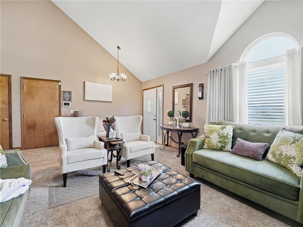Photo 13 of 39 - 337 NE Dreamweaver Avenue, Lee's Summit, MO 64086