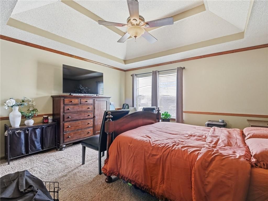Photo 14 of 39 - 337 NE Dreamweaver Avenue, Lee's Summit, MO 64086