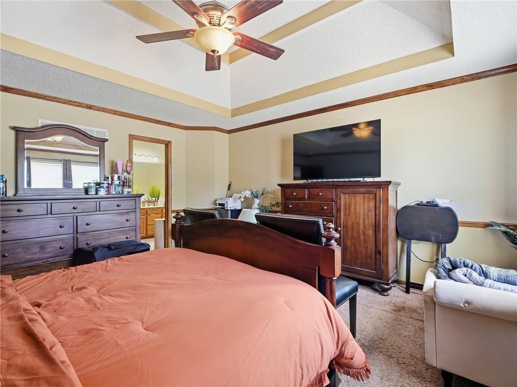Photo 16 of 39 - 337 NE Dreamweaver Avenue, Lee's Summit, MO 64086