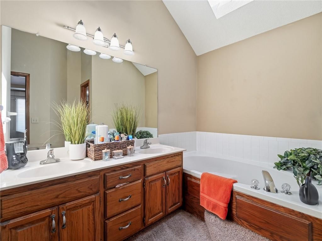 Double vanity at 337 NE Dreamweaver Avenue, Lee's Summit, MO 64086