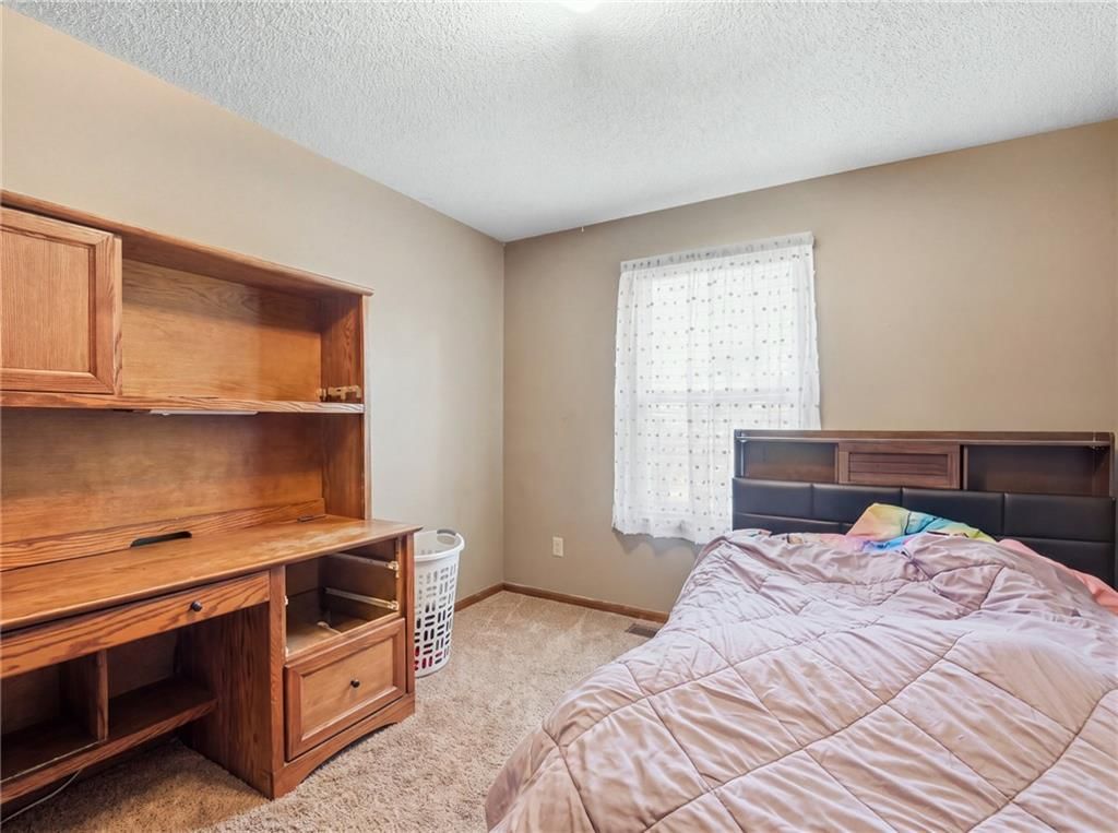 Photo 21 of 39 - 337 NE Dreamweaver Avenue, Lee's Summit, MO 64086