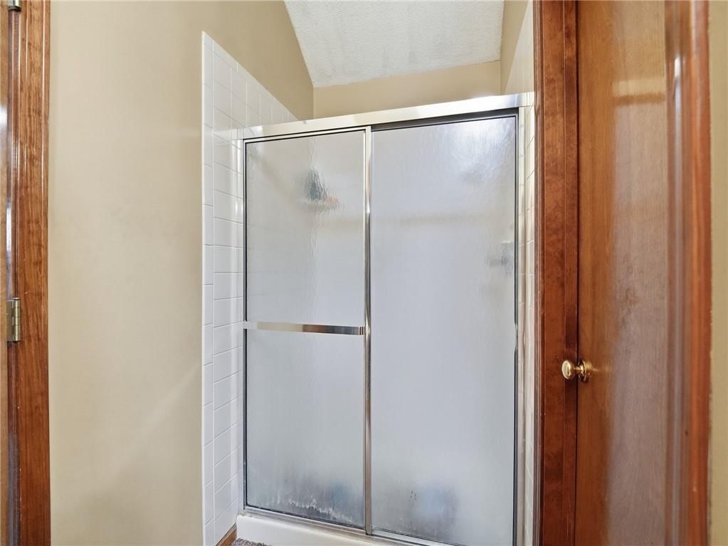 Tiled shower at 337 NE Dreamweaver Avenue, Lee's Summit, MO 64086