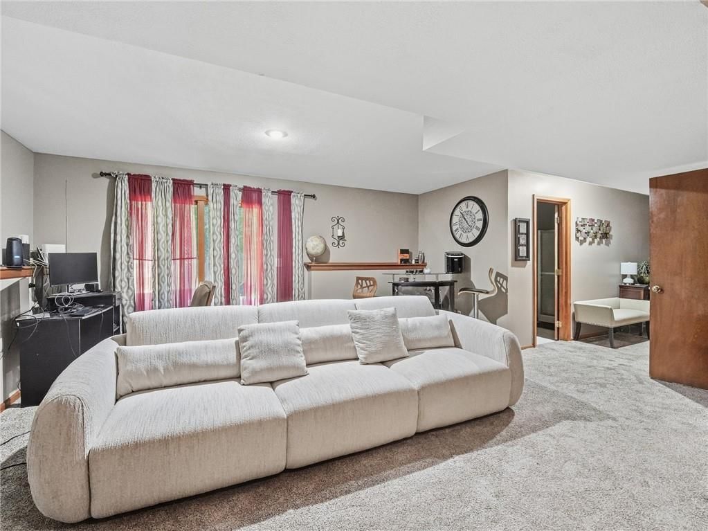 Photo 31 of 39 - 337 NE Dreamweaver Avenue, Lee's Summit, MO 64086