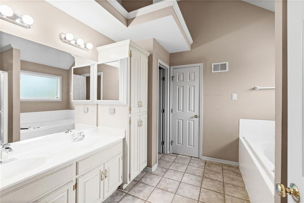 Double vanity at 13470 Timber Park Lane, Platte City, MO 64079