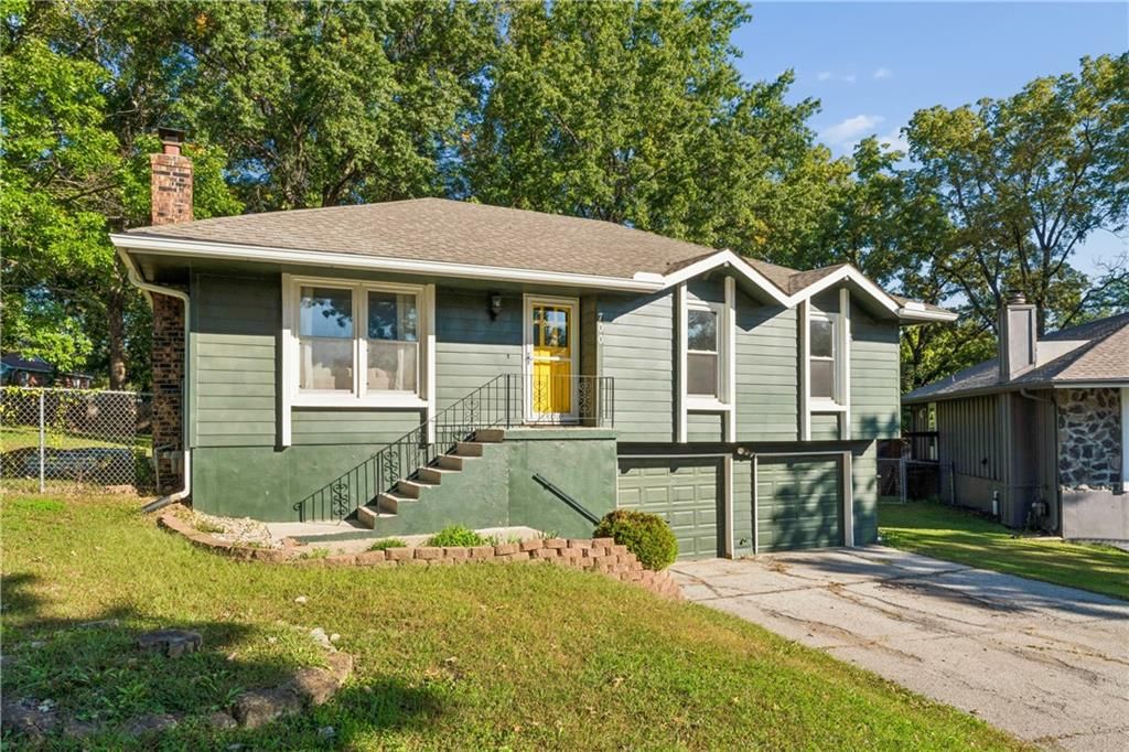 Photo 2 of 54 - 700 NE 55TH Street, Kansas City, MO 64118