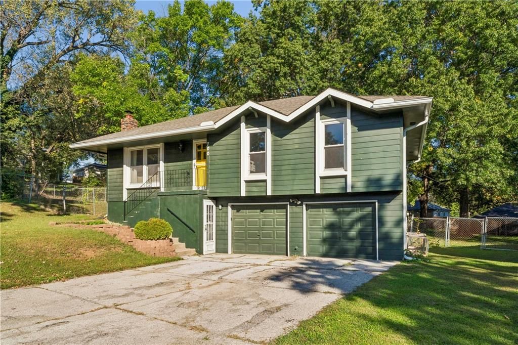 Photo 3 of 54 - 700 NE 55TH Street, Kansas City, MO 64118