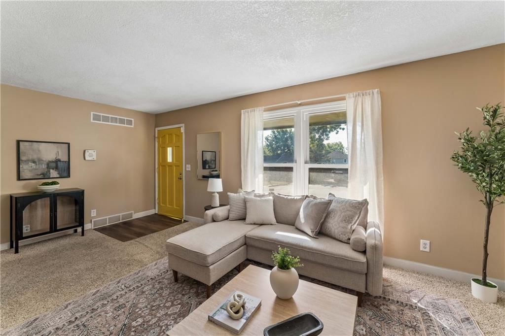 Photo 8 of 54 - 700 NE 55TH Street, Kansas City, MO 64118