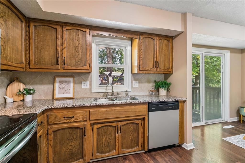 Photo 12 of 54 - 700 NE 55TH Street, Kansas City, MO 64118