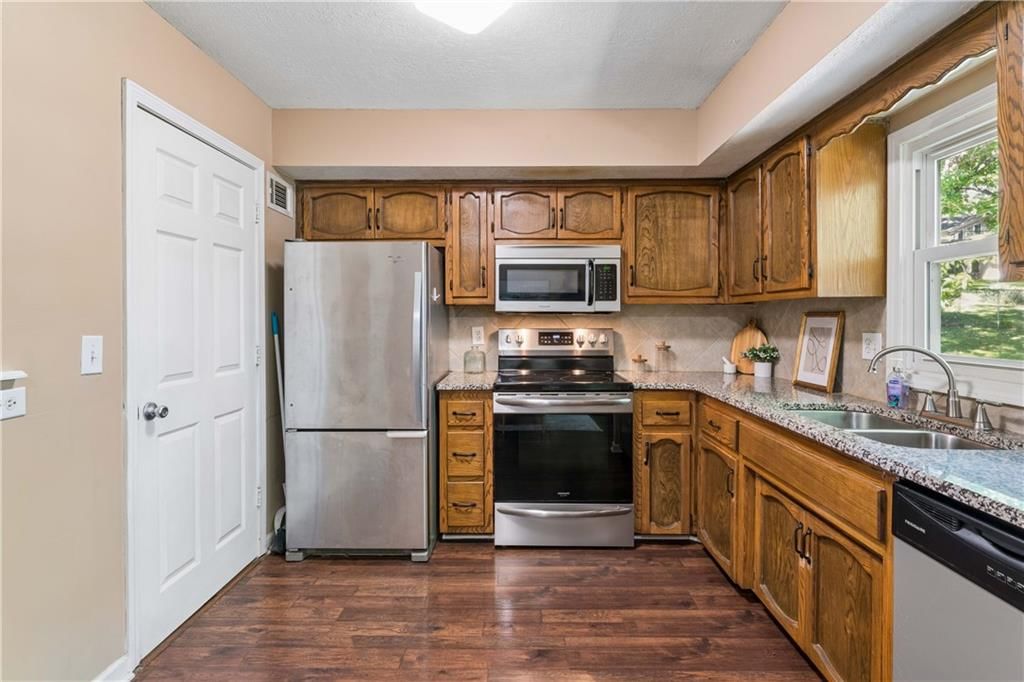 Photo 13 of 54 - 700 NE 55TH Street, Kansas City, MO 64118