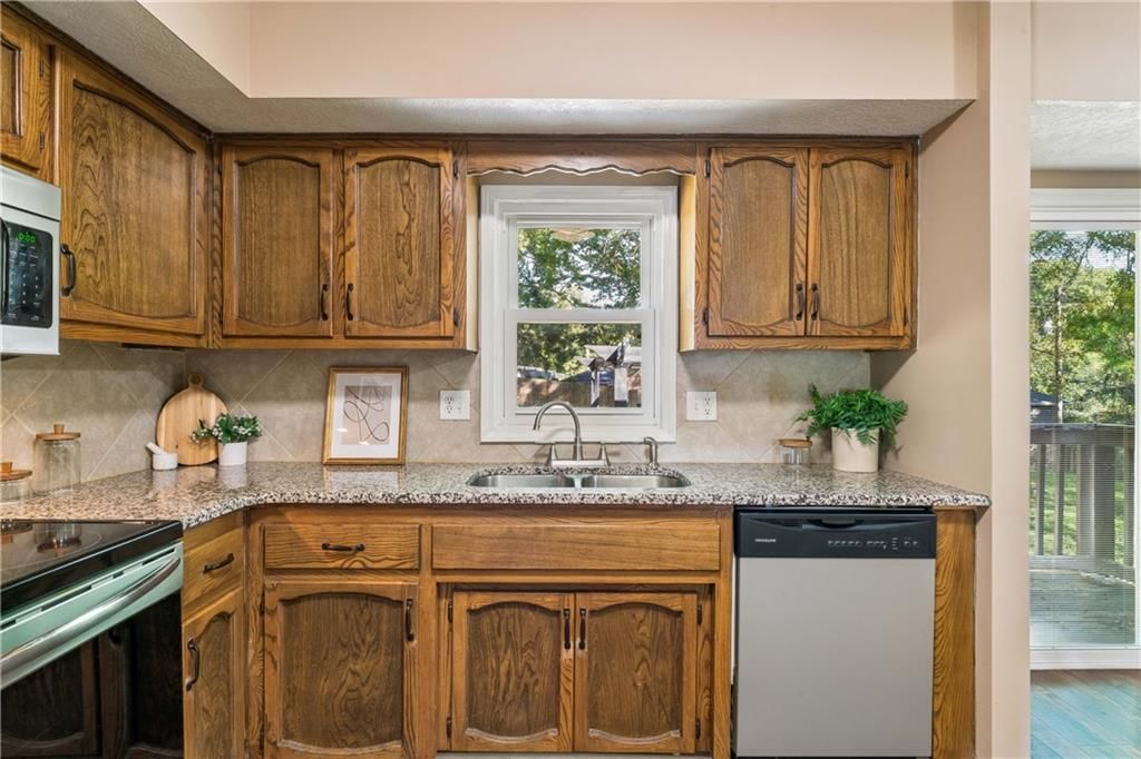 Photo 15 of 54 - 700 NE 55TH Street, Kansas City, MO 64118