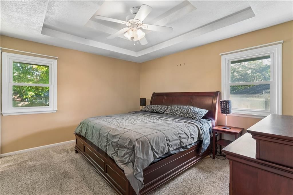 Tray ceiling at 700 NE 55TH Street, Kansas City, MO 64118