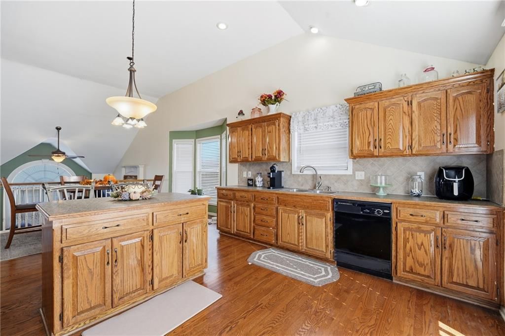 Photo 12 of 67 - 6211 NE 119th Terrace, Kansas City, MO 64156