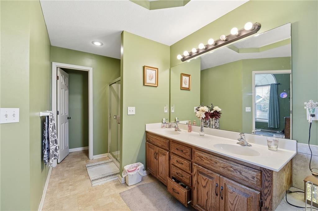 Double vanity at 6211 NE 119th Terrace, Kansas City, MO 64156