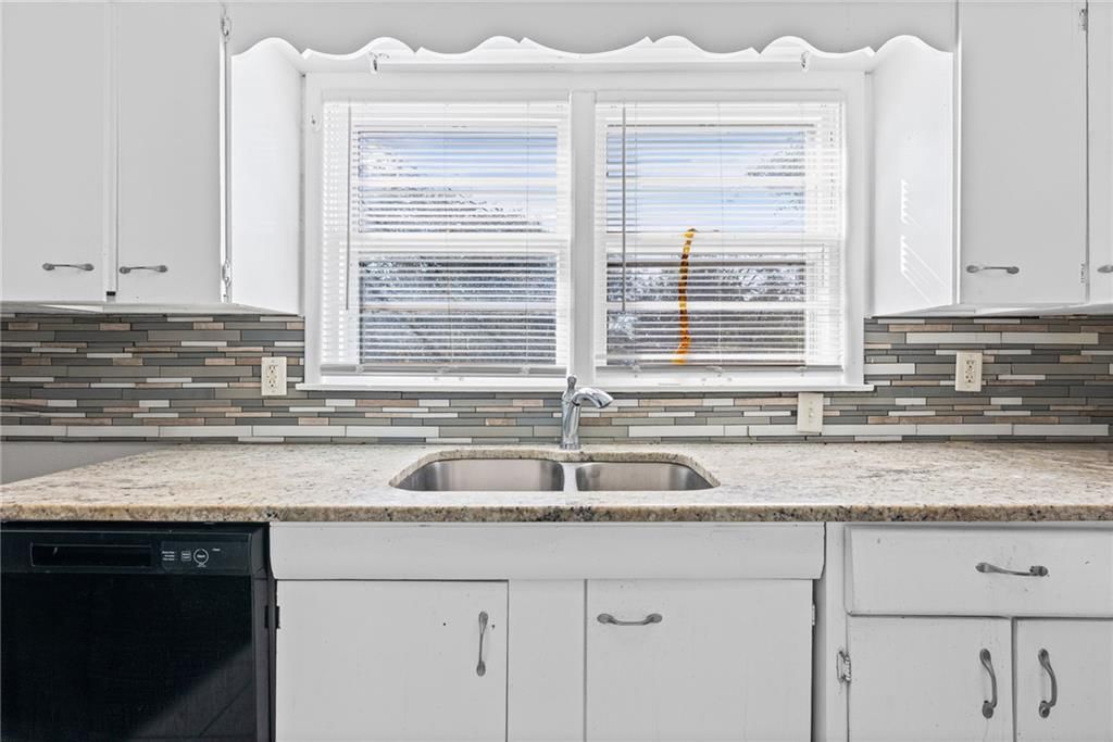 Photo 11 of 23 - 10137 E 80th Street, Raytown, MO 64138