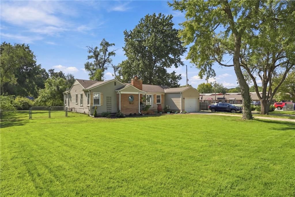 Corner lot and concrete driveway at 725 W Elm Street, Olathe, KS 66061