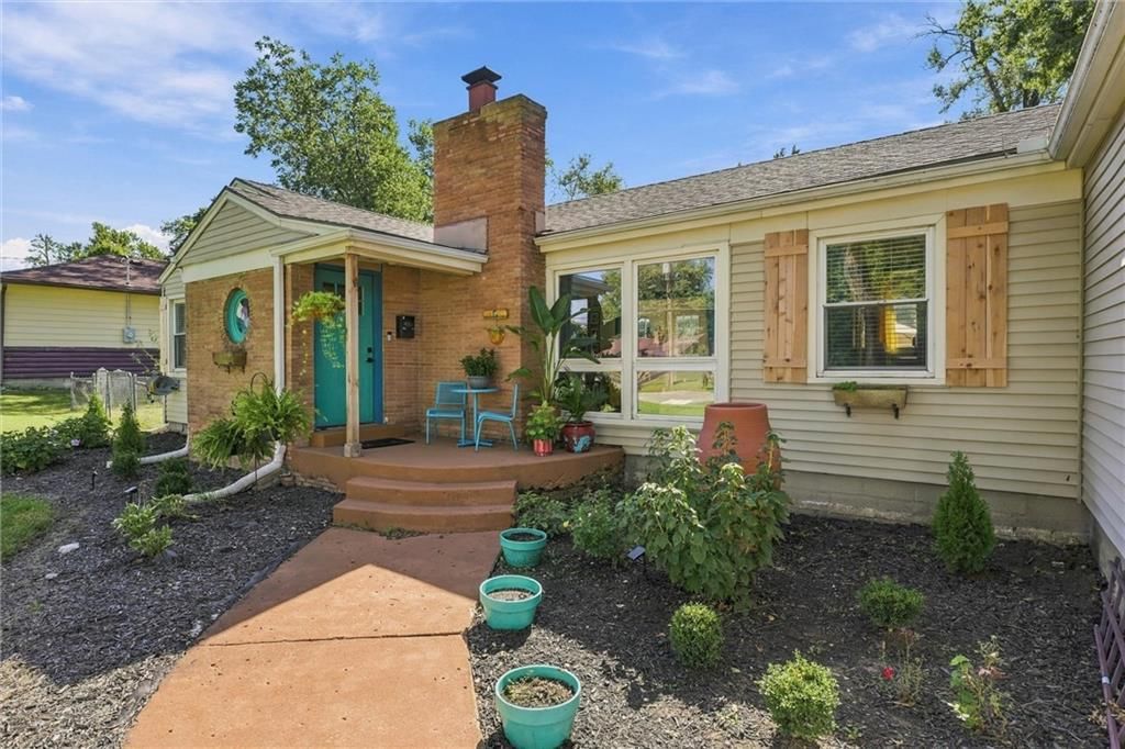 Photo 5 of 27 - 725 W Elm Street, Olathe, KS 66061