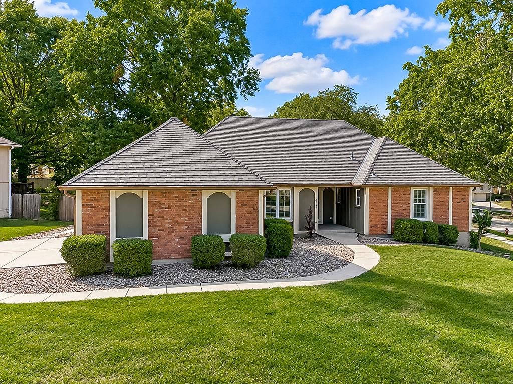 8148 NW Twin Oaks Drive, Kansas City, MO