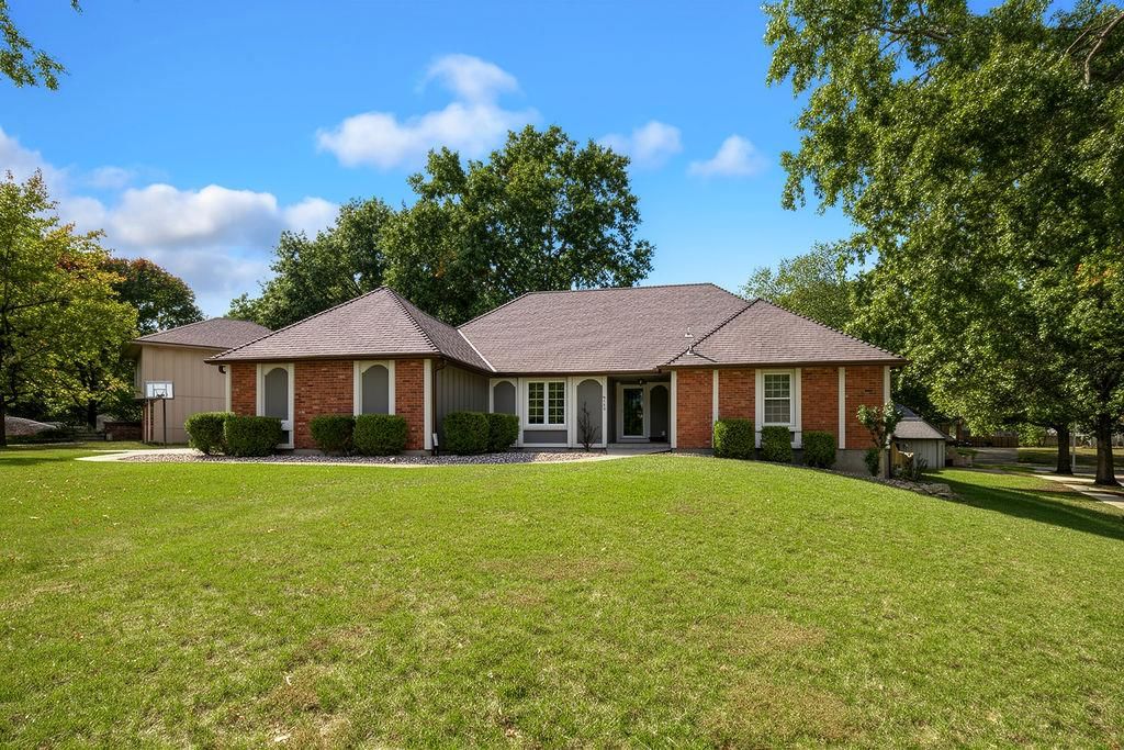 8148 NW Twin Oaks Drive, Kansas City, MO: listing photo 3