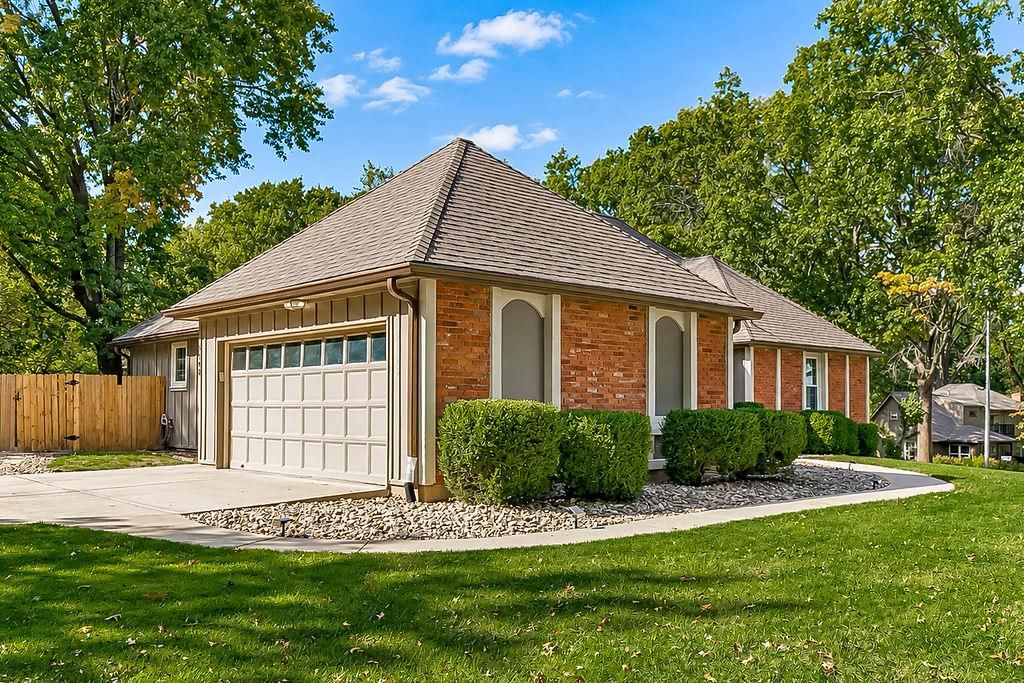 Photo 6 of 43 - 8148 NW Twin Oaks Drive, Kansas City, MO 64151