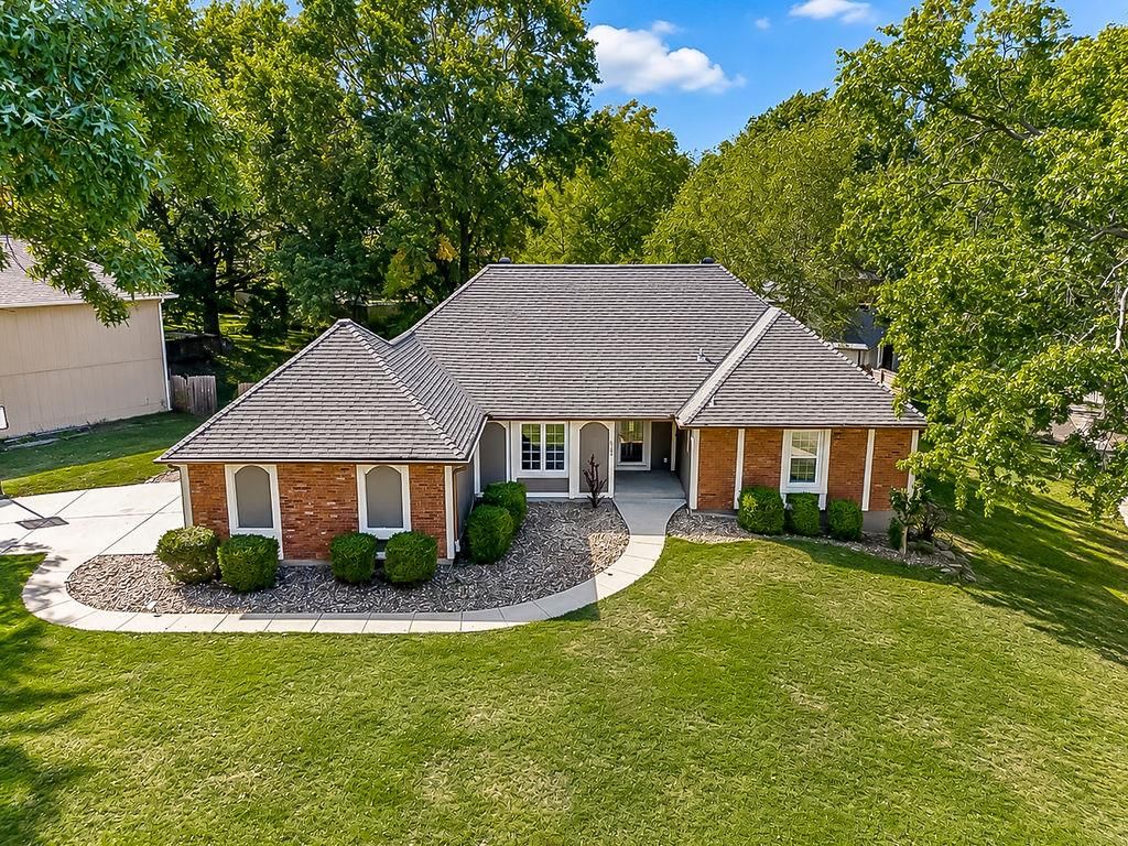 Photo 12 of 43 - 8148 NW Twin Oaks Drive, Kansas City, MO 64151