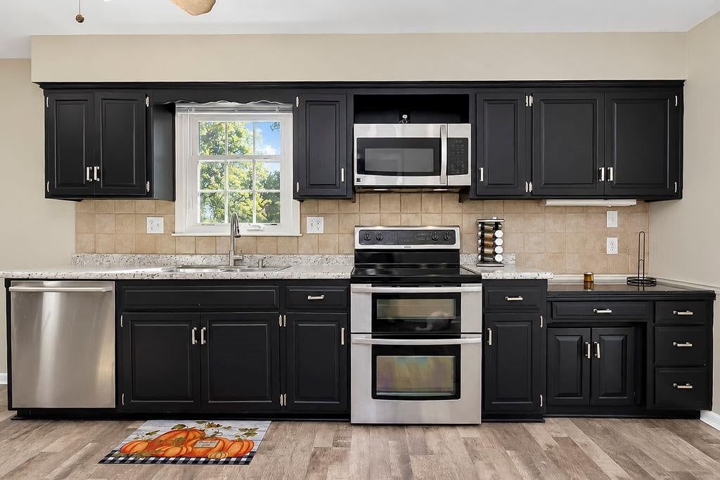 Photo 16 of 43 - 8148 NW Twin Oaks Drive, Kansas City, MO 64151