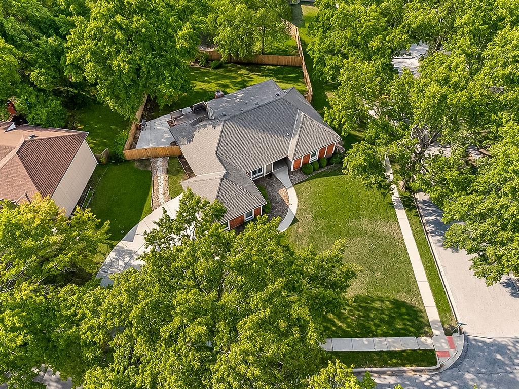 Photo 21 of 43 - 8148 NW Twin Oaks Drive, Kansas City, MO 64151