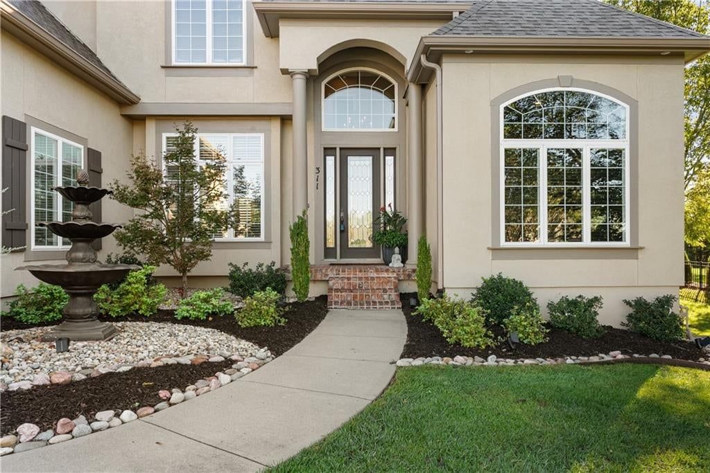 Covered front porch at 311 NW Rockwood Court, Lee's Summit, MO 64081