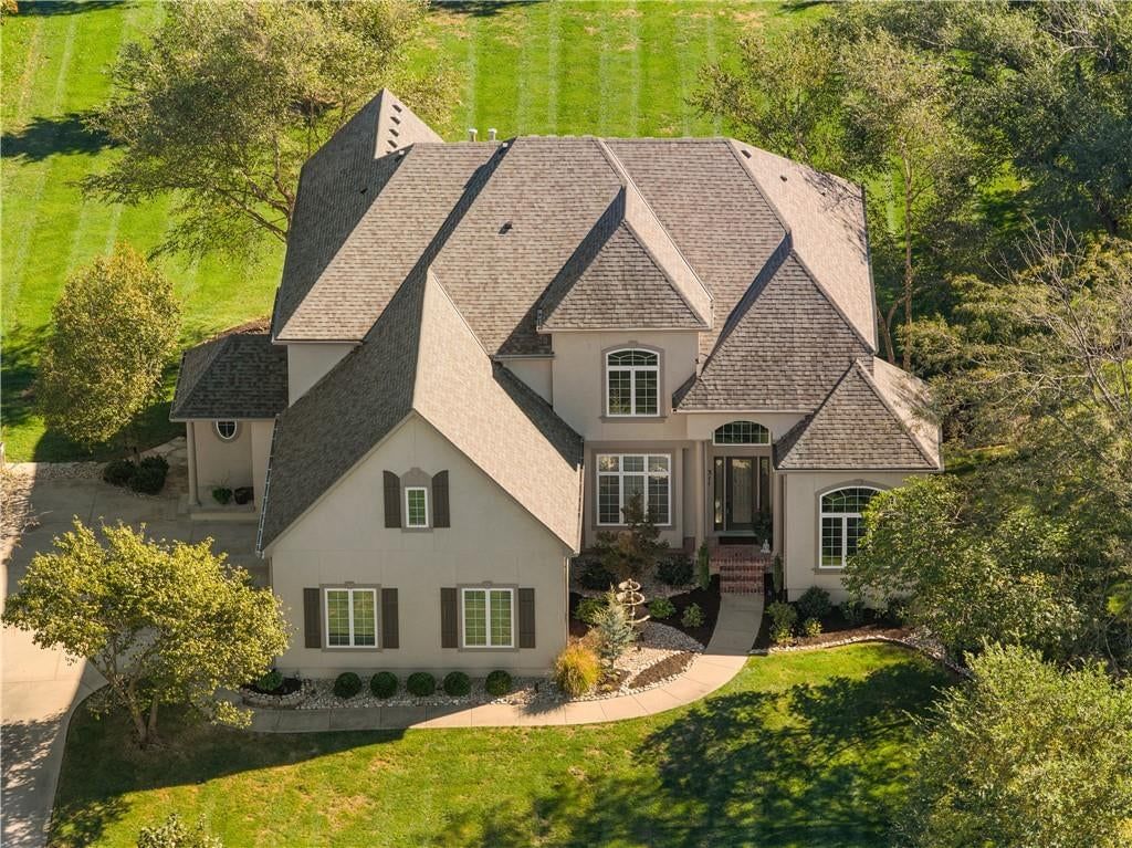 Photo 8 of 66 - 311 NW Rockwood Court, Lee's Summit, MO 64081