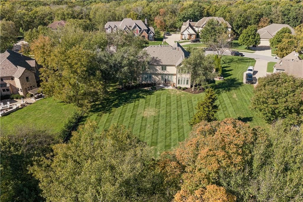 Photo 5 of 66 - 311 NW Rockwood Court, Lee's Summit, MO 64081