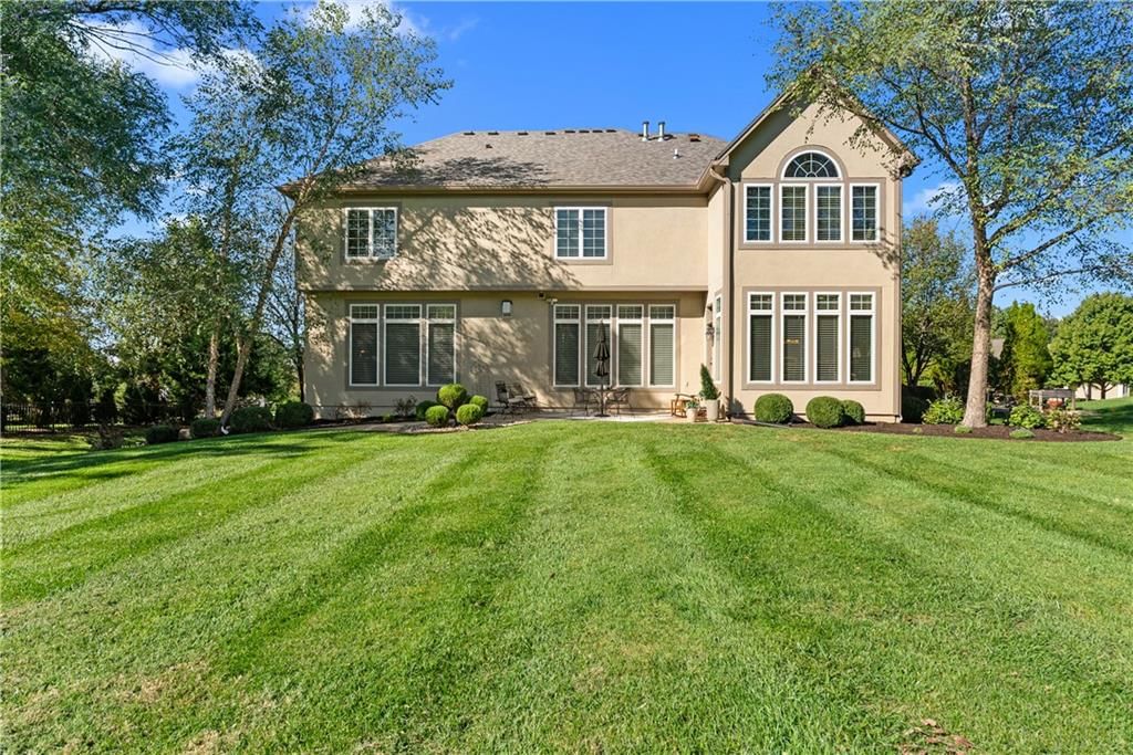 Big backyard and flat lot at 311 NW Rockwood Court, Lee's Summit, MO 64081