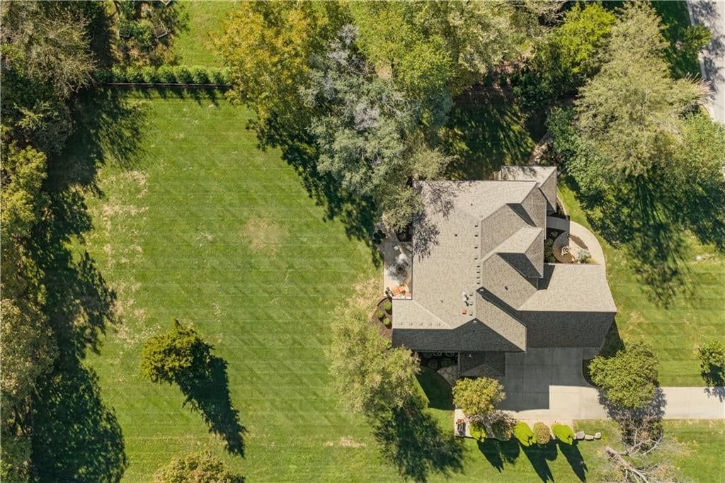 Photo 6 of 66 - 311 NW Rockwood Court, Lee's Summit, MO 64081
