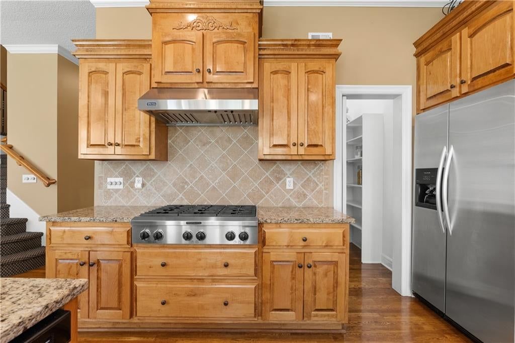 Gas range at 311 NW Rockwood Court, Lee's Summit, MO 64081
