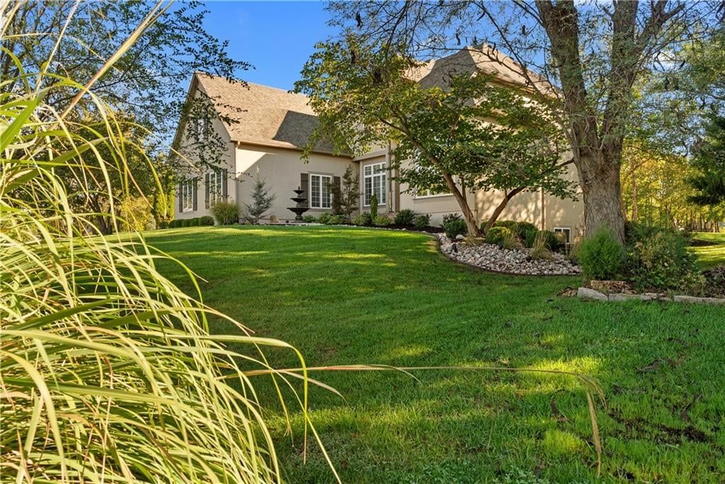 Photo 10 of 66 - 311 NW Rockwood Court, Lee's Summit, MO 64081
