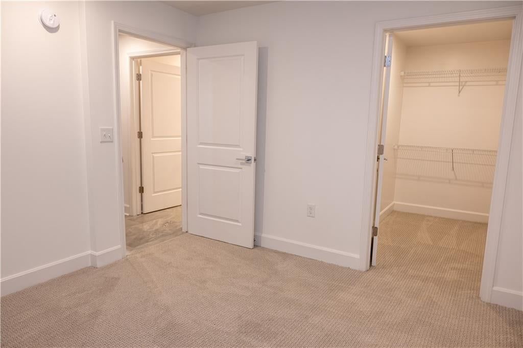White trim and carpet at 2980 Baltimore Avenue #2304, Kansas City, MO 64108