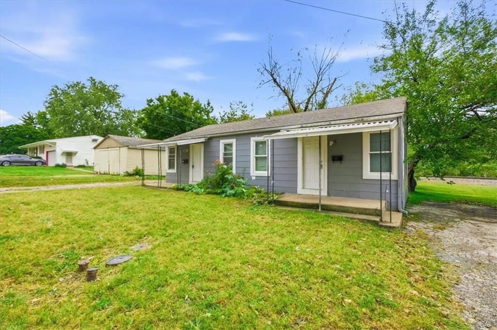 Photo 4 of 25 - 11005 E (&11007) 19th Street, Independence, MO 64052