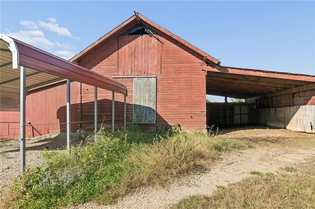 Photo 22 of 27 - 26876 Tonganoxie Drive, Leavenworth, KS 66048