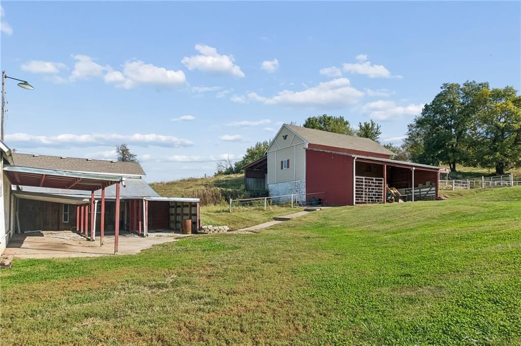 Photo 23 of 27 - 26876 Tonganoxie Drive, Leavenworth, KS 66048