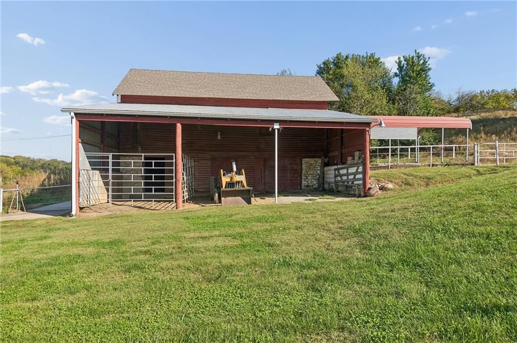 Photo 24 of 27 - 26876 Tonganoxie Drive, Leavenworth, KS 66048