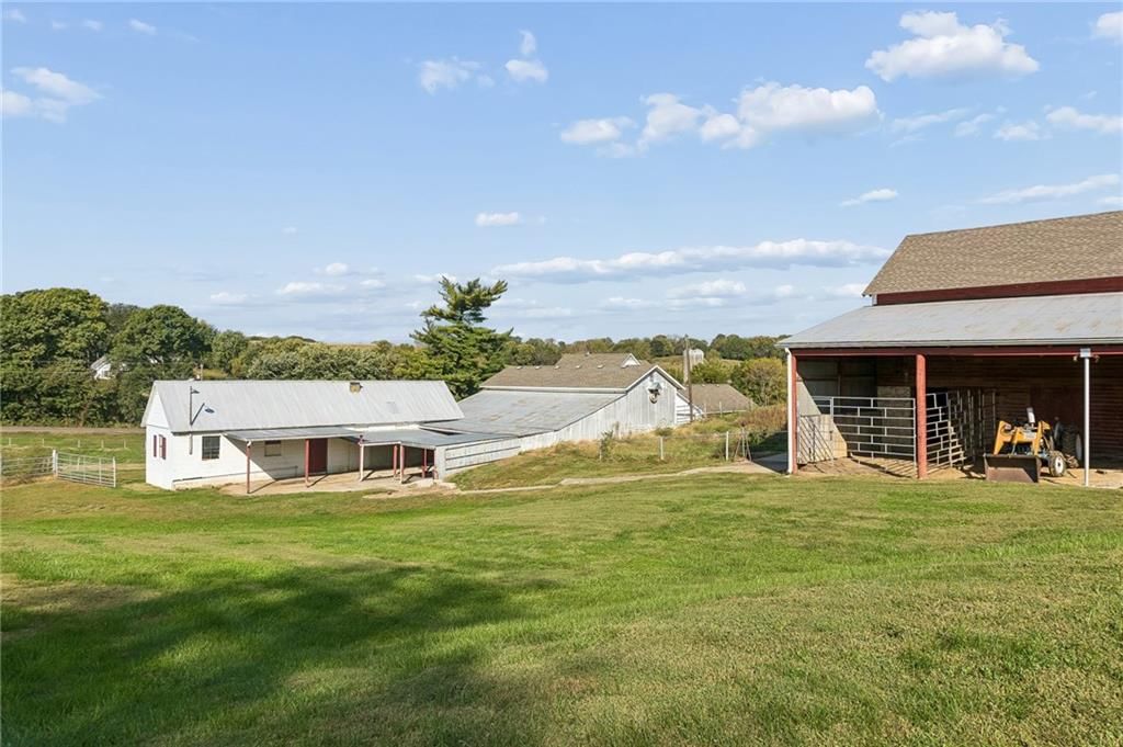 Photo 25 of 27 - 26876 Tonganoxie Drive, Leavenworth, KS 66048