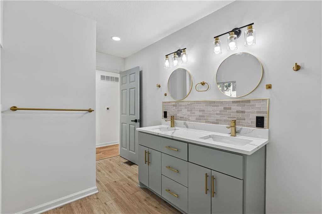 Photo 11 of 32 - 3410 Barnett Avenue, Kansas City, KS 66102