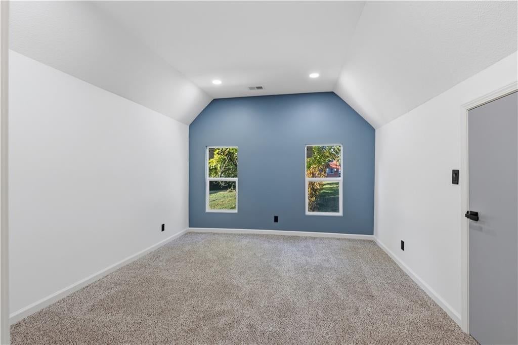 Photo 12 of 32 - 3410 Barnett Avenue, Kansas City, KS 66102
